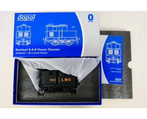 Dapol - A boxed O gauge 7S-005-004 Sentinel 0-4-0 LMS Stem Shunter 7160. Item appears to be in excellent condition with bookl