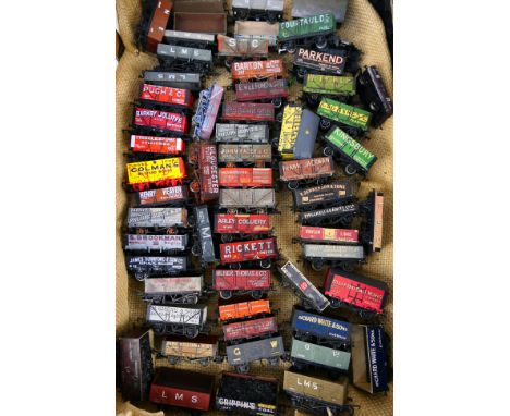 Peco - Bachmann - Graham Farish - Lima - Others - Approximately 59 unboxed OO gauge rolling stock wagons in good plus conditi