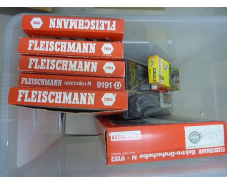 Model Railway - Large quantity of N gauge track to include boxed Fleischmann N9152 Turntable, 5 x boxed Fleischmann tracks se