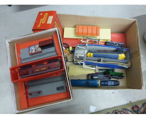 Model Railway - Collection of Triang to include boxed R23 Operating Royal Mail Coach Set, engines x 3 (all a/f), engine shell