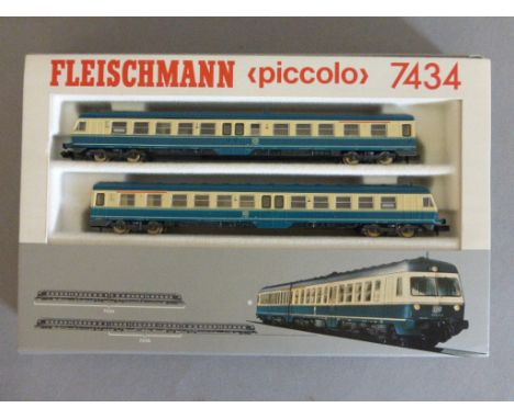 Model Railway - Cased Fleischmann Piccolo N gauge 7434 DB 2 CAR DMU set in cream/blue with separate centre car