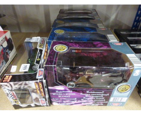 A collection of six boxed 1:24 scale Motor Max American Classic vehicles to include 1939 Chevolet Couple 190  1940 Ford Picku
