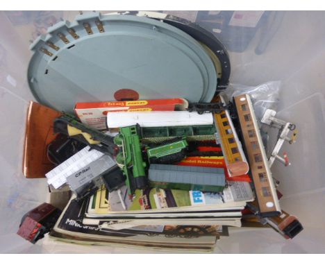 Model Railway - Quantity of various OO gauge accessories to include rolling stock, turntable, brochures, built kit diecast en