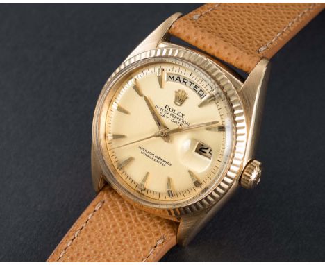 A FINE GENTLEMAN'S 18K SOLID GOLD ROLEX OYSTER PERPETUAL DAY DATE WRIST WATCHCIRCA 1962, REF. 1803 WITH FACETED "CLAW" MARKER
