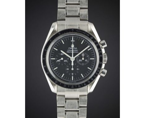 A GENTLEMAN'S STAINLESS STEEL OMEGA SPEEDMASTER PROFESSIONAL CHRONOGRAPH BRACELET WATCHDATED 2004, REF. 35735000 "SAPPHIRE SA