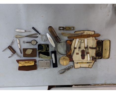 Mixed collectables to include a magnifying glass, compact, compass, a page turner and other itemsLocation: 