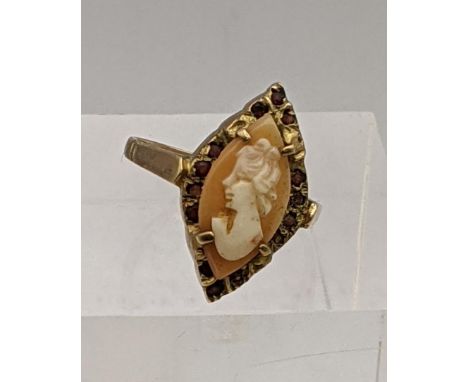 A 9ct gold cameo ring, total weight 2.9gLocation: 