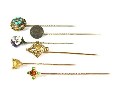 A gold split pearl stick pin, with a stag to the centre, of a lozenge shaped border set with split pearls, marked 14k, 1.85g,