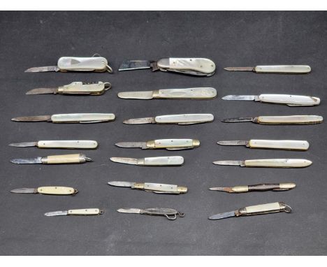 Twenty one vintage penknives,&nbsp;most with mother-of-pearl handles. 
