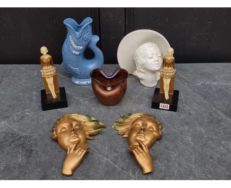 A mixed lot, to include: a Devon Pottery 'Plymouth Gin' novelty fish guggle jug; an iridescent glass vase, 10.5cm high; a pai