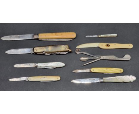 A small group of vintage penknives,&nbsp;to include: two silver bladed examples. (7) 