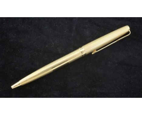 An 18ct gold Parker Presidential ballpoint pen, with engine turned decoration, 5in.