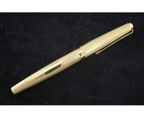 An 18ct gold Parker Presidential fountain pen, with chevron engine turned decoration, 5.25in., together with a Parker pen cas