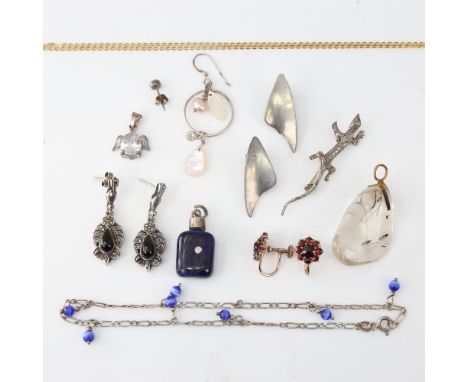 Various jewellery, including miniature scent bottle pendant, rutilated quartz pendant, lizard brooch etc, 42.5g total

Lot so