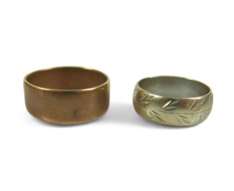 Two 9ct gold bands, comprising a large 9ct gold gents ring, 7.5g, size W/X, together with a 9ct gold ring with etched leaf de