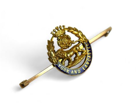 A 15ct yellow gold and enamel sweetheart brooch, York and Lancaster, 48 by 7 by 21mm, 5g. 