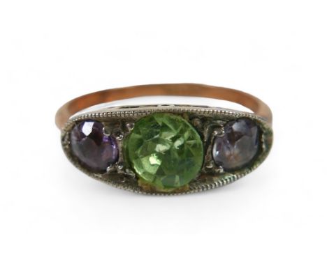 An 18ct yellow gold ring, with three coloured stones, size M, 2.6g. 
