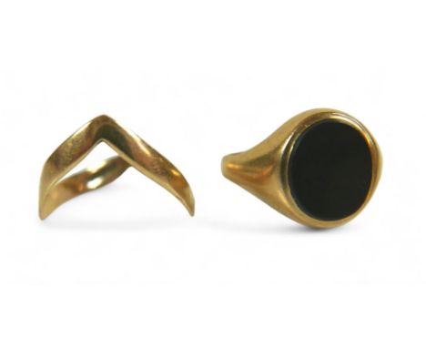 Two 9ct gold rings, comprising a gents signet ring set with black oval hardstone, 4g, size V, together with a gold wishbone r