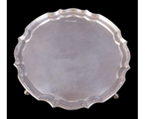 An Elizabeth II silver salver tray, with Chippendale pie-crust rim, raised upon three scroll feet, TS, Sheffield 1993, 17.5to