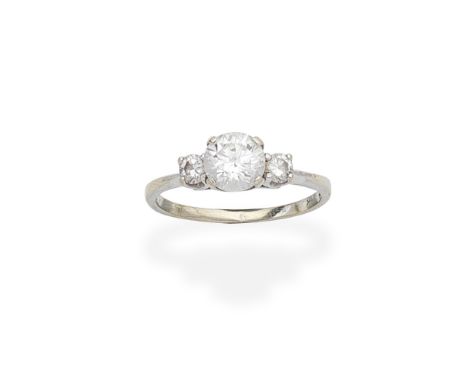 DIAMOND THREE-STONE RINGSet with three brilliant-cut diamonds, principal diamond approx. 0.95ct, remaining diamonds approx. 0