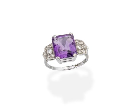 AMETHYST AND DIAMOND RINGSet with a step-cut amethyst between shoulders of brilliant-cut diamond clusters, mounted in 18 cara