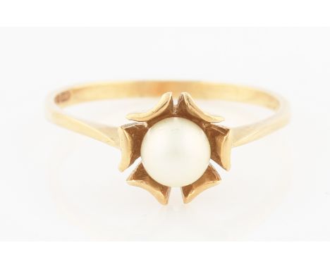 SOLD WITHOUT BUYERS PREMIUM AND VAT. A 9ct yellow gold pearl ring, hallmarked, assay office and date letter rubbed, ring size