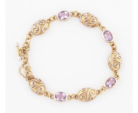 SOLD WITHOUT BUYERS PREMIUM AND VAT. A yellow metal amethyst bracelet, set with alternating oval cut amethyst links and oval 