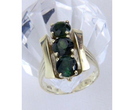 DAMENRING585/000 Gelbgold mit 3 Turmaline. Ringgr. 53, Brutto ca. 8g   A LADIES RING 585/000 yellow gold with 3 tourmaline. R