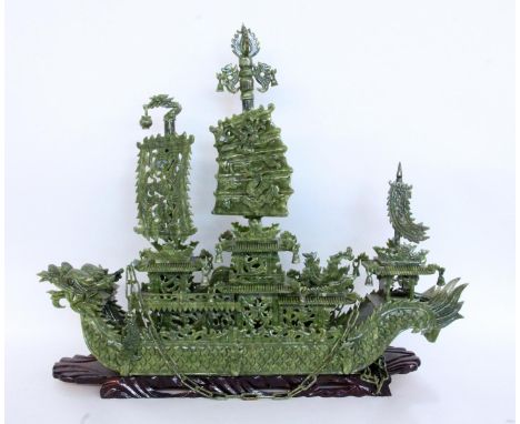 GROSSES DRACHENBOOT AUS JADEChina. Dekorative Dschunke aus grüner Jade. L.83cm, H.73cm, ca. 15,5kg. Auf Holzsockel. Guter Zus
