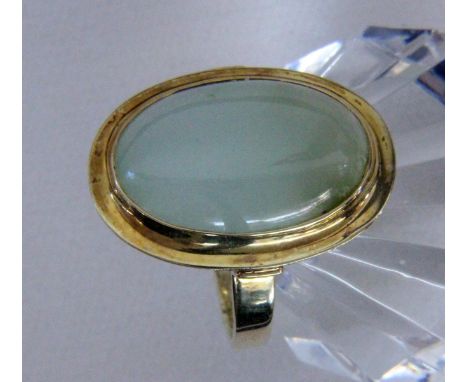 DAMENRING585/000 Gelbgold mit Jade. Ringgr. 57, Brutto ca. 6,4g   A LADIES RING 585/000 yellow gold with jade. Ring size 57, 