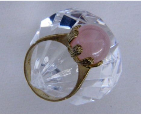 DAMENRING585/000 Gelbgold mit Rosenquarz. Ringgr. 56, Brutto ca. 5,5g   A LADIES RING 585/000 yellow gold with rose quartz. R