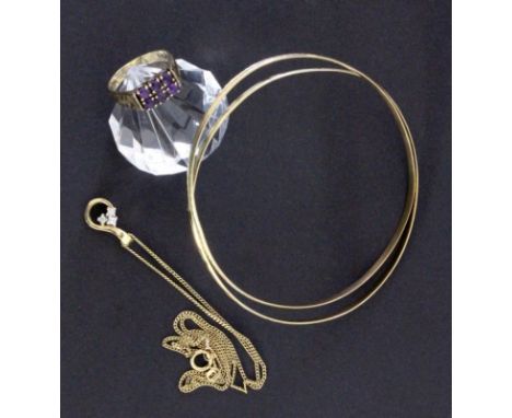 LOT VON 4 SCHMUCKTEILEN333/000 Gelbgold. Anhänger mit 3 Diamanten und Kette, 2 Armreifen und Ring mit 6 Amethysten. Ringgr. 5
