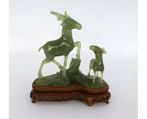 JADESCHNITZEREIChina Hirschkuh mit Kalb. Mit Holzsockel, H.20cm   A JADE CARVING China Hind with calf. With wooden base, 20 c