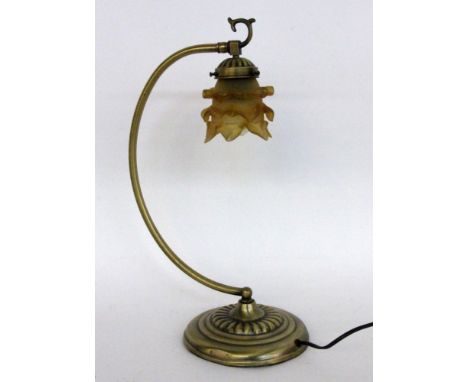 TISCHLAMPEMessing mit gebogenem Arm und crèmefarbenem Glasschirm in Blütenform. H.48cm   A TABLE LAMP Brass with curved arm a