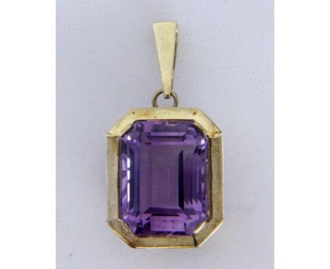 ANHÄNGER585/000 Gelbgold mit Amethyst. 24x20mm, Brutto ca. 11,7g   A PENDANT 585/000 yellow gold with amethyst. 24 x 20 mm, g