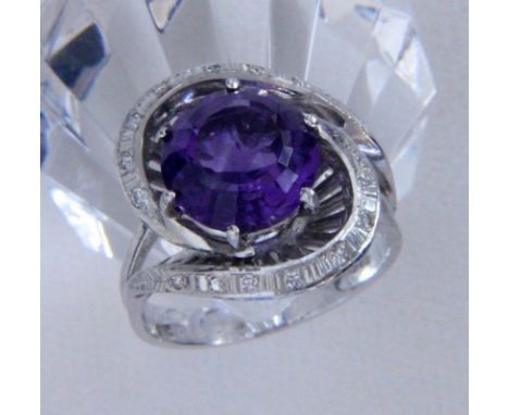 DAMENRING585/000 Weissgold mit Amethyst und Brillanten. Ringgr. 57, Brutto ca. 8,8g   A LADIES RING 585/000 white gold with a