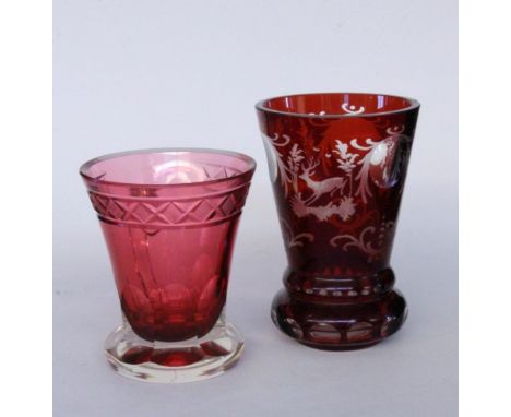 ZWEI BECHERGeschliffenes, rubiniertes Glas mit geschliffenem Dekor. H.11/13,5cm   TWO CUPS Cut, ruby glass with cut decoratio