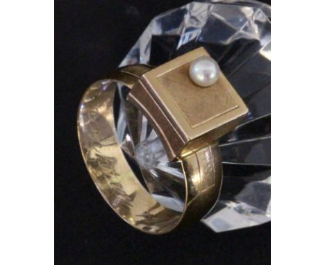 JUGENDSTILRING585/000 Rotgold mit Perle. Mit Gravur in der Schiene: "Luise Bürkle, Weihnachten 1904". Ringgr. 64, Brutto ca. 
