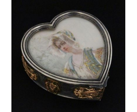 DECKELDOSE IN HERZFORMFrankreich um 1900 Metall mit aufgelegten vergoldeten Ornamenten an der Wandung. Scharnierdeckel mit fa