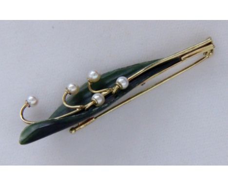 BROSCHE IN BLATTFORM585/000 Gelbgold mit Jade und Perlen. L.7cm, Brutto ca. 7,6g   A LEAF SHAPED BROOCH 585/000 yellow gold w