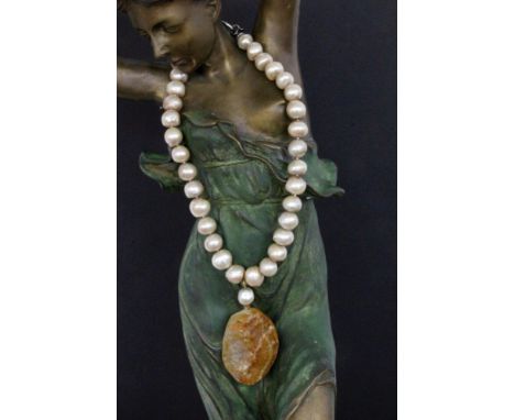 PERLENCOLLIERmit grossen cremefarbenen Barockperlen von ca. 12-14mm und Dekostein aus Achat. L.42cm, Klappschliesse   A PEARL