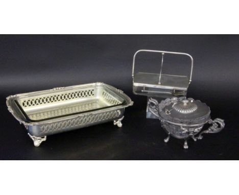 2 KONFEKTDOSEN UND SPEISENSCHALEVersilbertes Metall mit Glaseinsätzen. L. max.: 32cm   2 CONFECTION BOXES AND DISH TRAY Silve