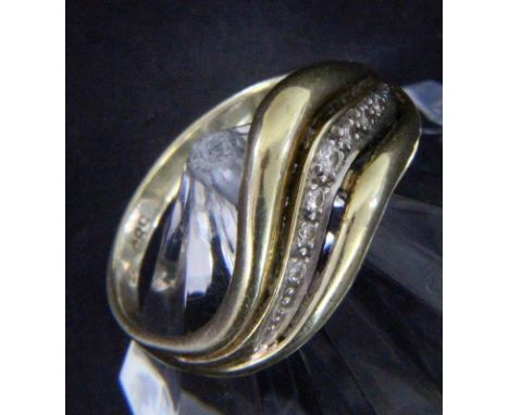 DAMENRING585/000 Gelbgold mit Diamantbesatz. Ringgr. 56, Brutto ca. 3,4g   A LADIES RING 585/000 yellow gold with diamond tri