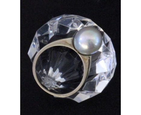 PERLENRING750/000 Weissgold mit hellgrauer Perle von ca. 9mm. Ringgr. 51, Brutto ca. 2,8g   A PEARL RING 750/000 white gold w