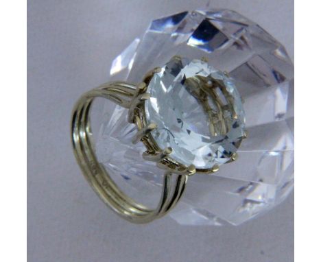 DAMENRING585/000 Gelbgold mit grossem Aquamarin. Ringgr. 56, Brutto ca. 7g   A LADIES RING 585/000 yellow gold with large aqu