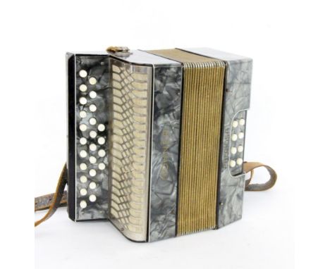 HOHNER KINDERAKKORDEONPreciosa. 21x16cm   A HOHNER CHILD'S ACCORDION Preciosa. 21 x 16 cm.
