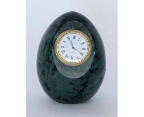 TISCHUHRNephritgehäuse in Eiform. Uhr mit Quarzwerk. H.10cm   A TABLE CLOCK Egg-shaped nephrite case. Clock with quartz movem