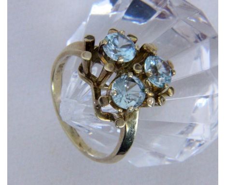 DAMENRING585/000 Gelbgold mit 3 Aquamarinen. Ringgr. 55, Brutto ca. 7,8g   A LADIES RING 585/000 yellow gold with 3 aquamarin