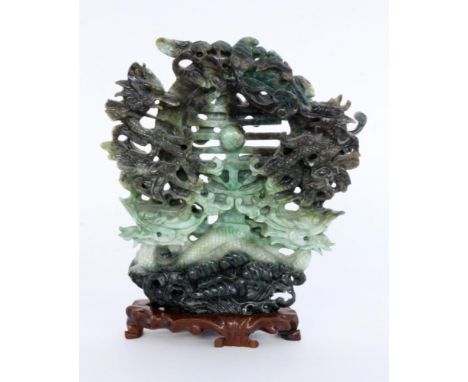 JADESCHNITZEREI MIT DRACHENMOTIVENChina Grüne Jade in verschiedenen Tönen. H.20,5cm, ca. 900g. Auf Holzsockel.   A JADE CARVI