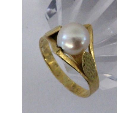 PERLENRING750/000 Gelbgold. Ringgr. 56, Brutto ca. 3,4g   A PEARL RING 750/000 yellow gold. Ring size 56, gross weight 3.4 gr